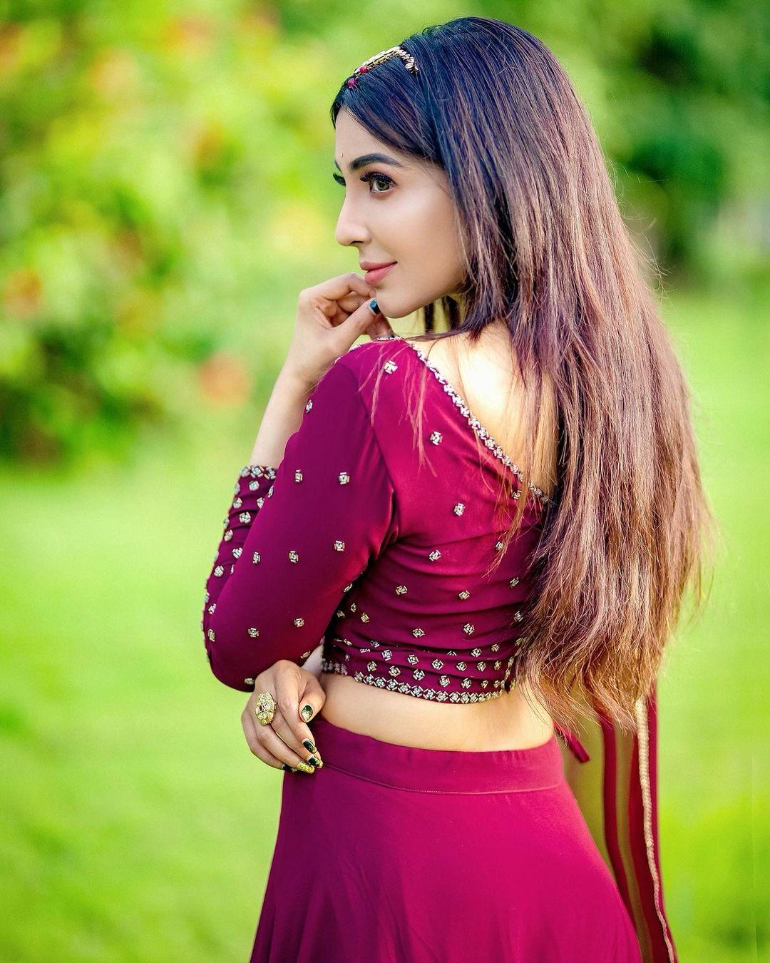 South indian actress hot photos | Parvati Nair looking very glamorous photos