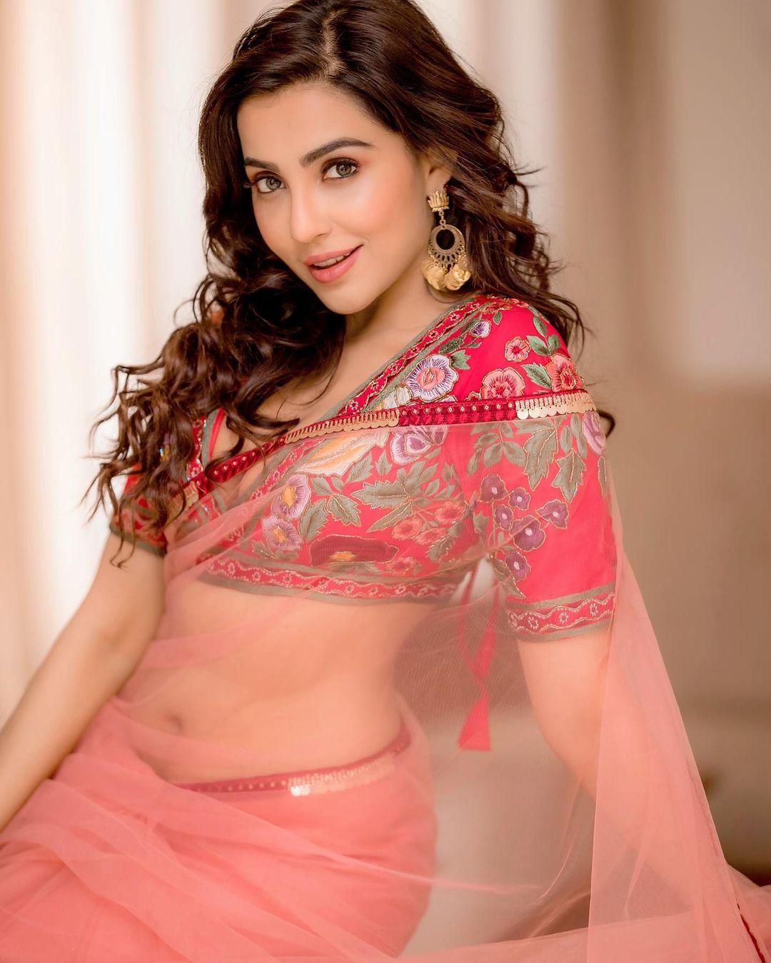 Transparent saree hot photos gallery | Parvati Nair beautiful and spicy photos