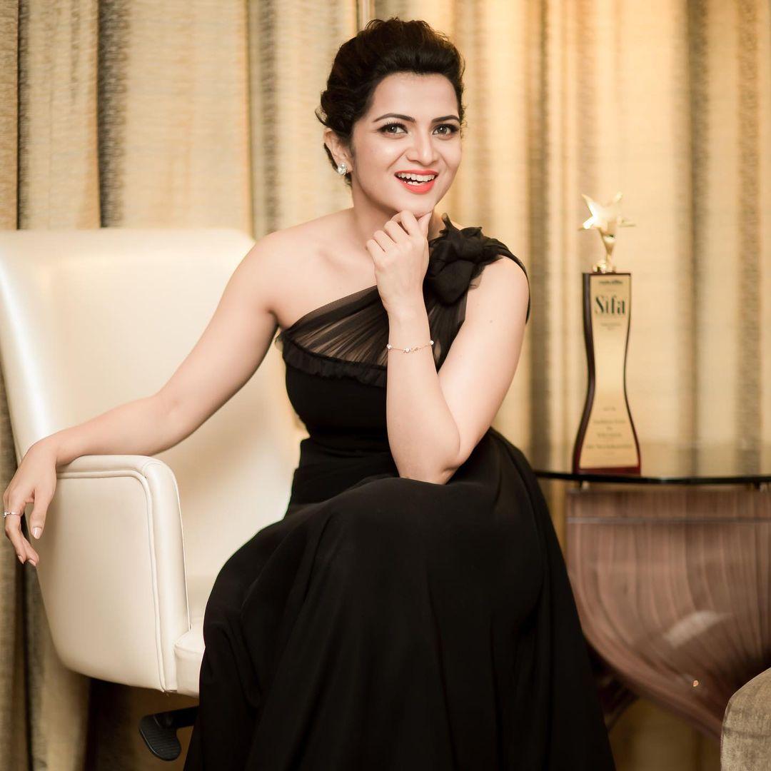 Award function photo gallery | Dhivyadharshini hot and sexy photos in black