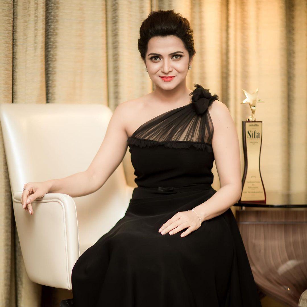 Award function photo gallery | Dhivyadharshini latest hot photos