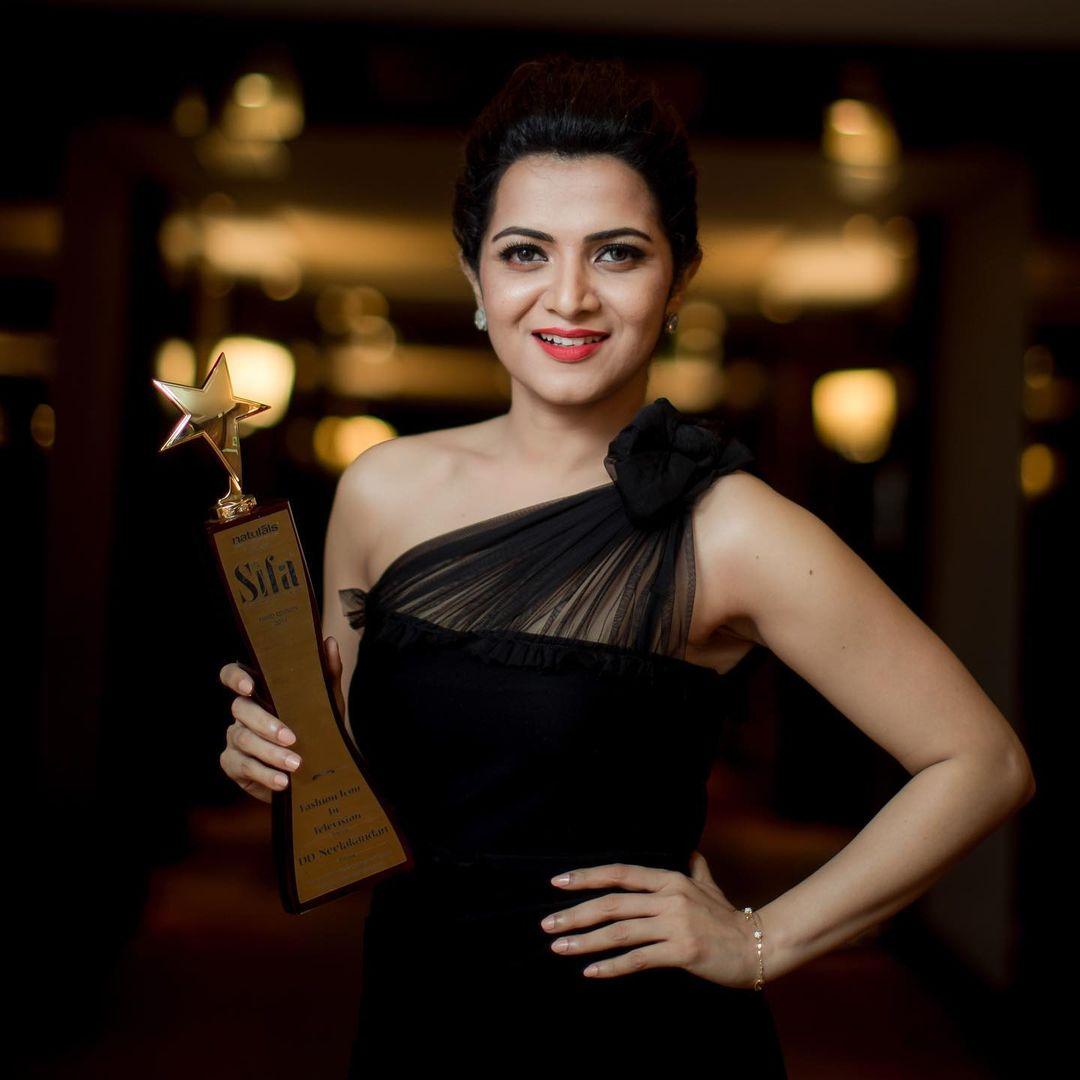 Award function photo gallery | Dhivyadharshini looking very glamorous photos gallery