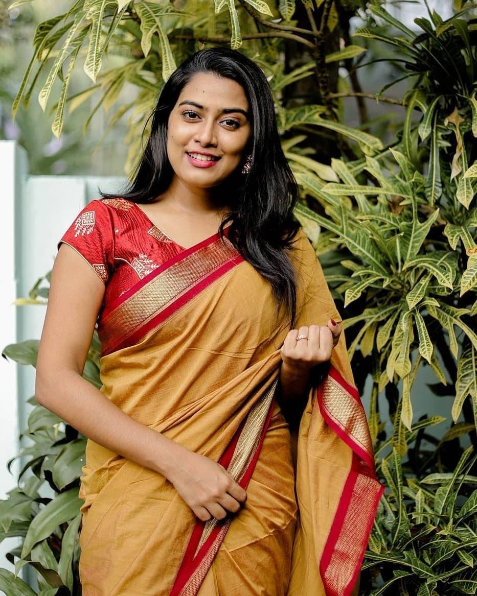 Malayalam tv anchor photos | Dayyana Hameed in saree latest hot photos