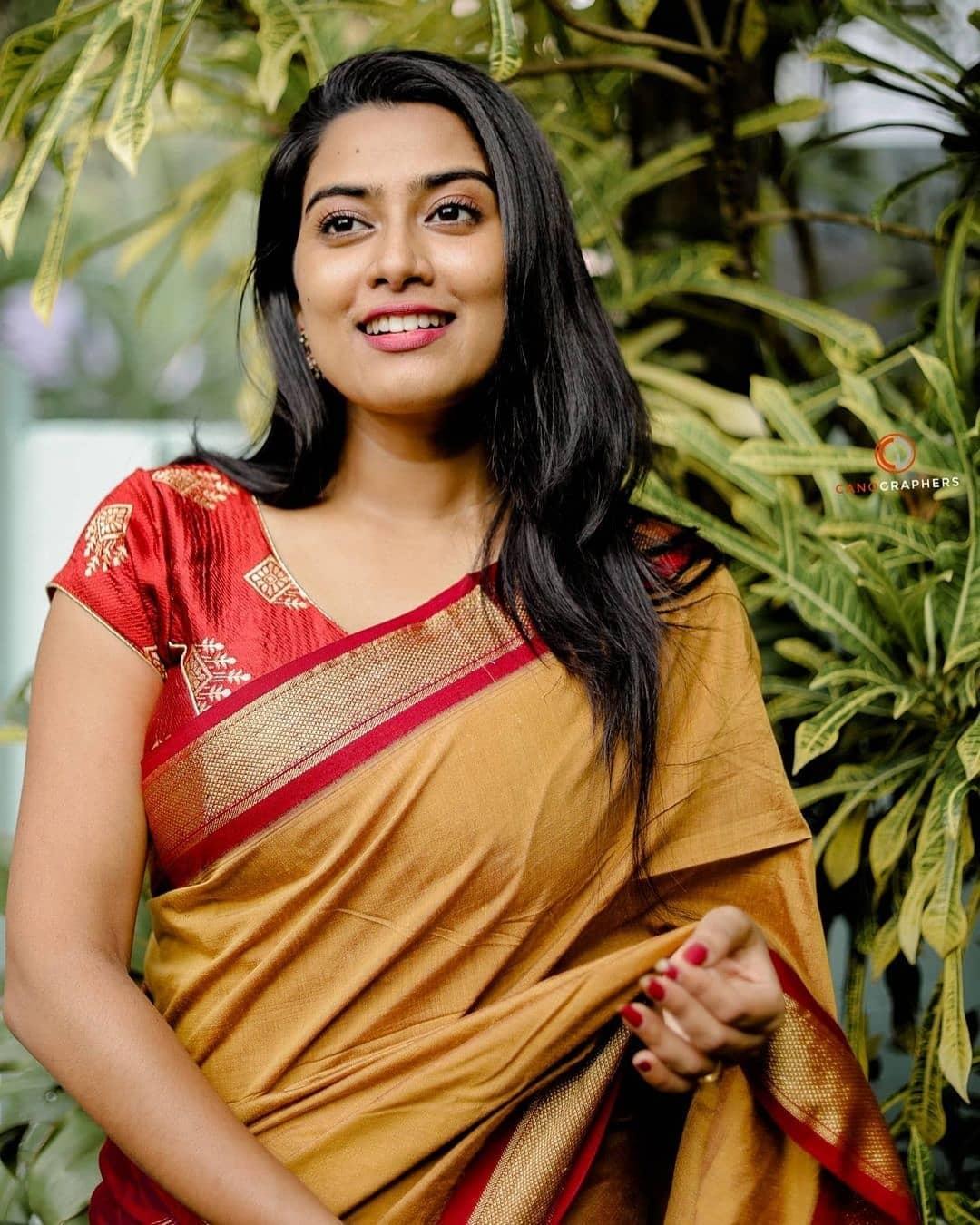Malayalam tv anchor photos | Dayyana Hameed looking very attractive in saree