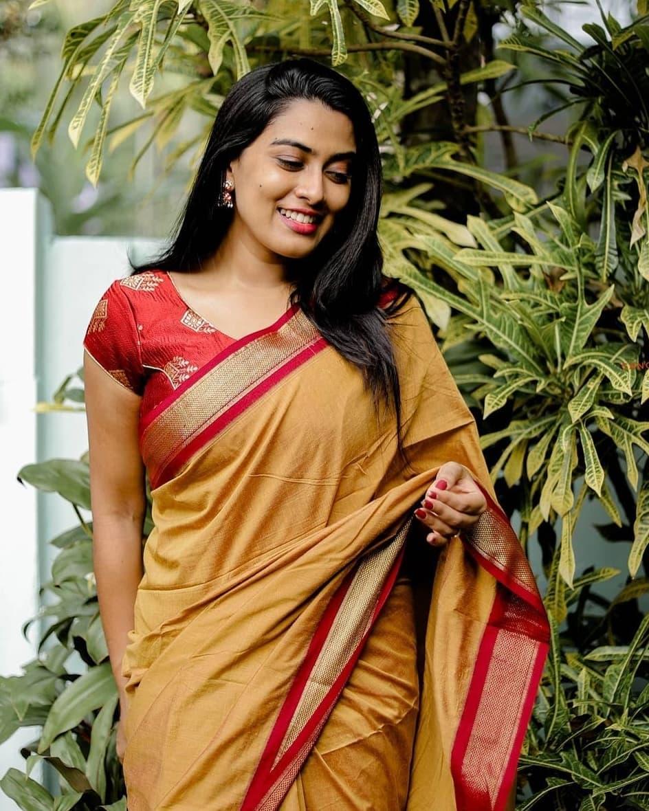 Malayalam tv anchor photos | Dayyana Hameed looking very glamorous photos