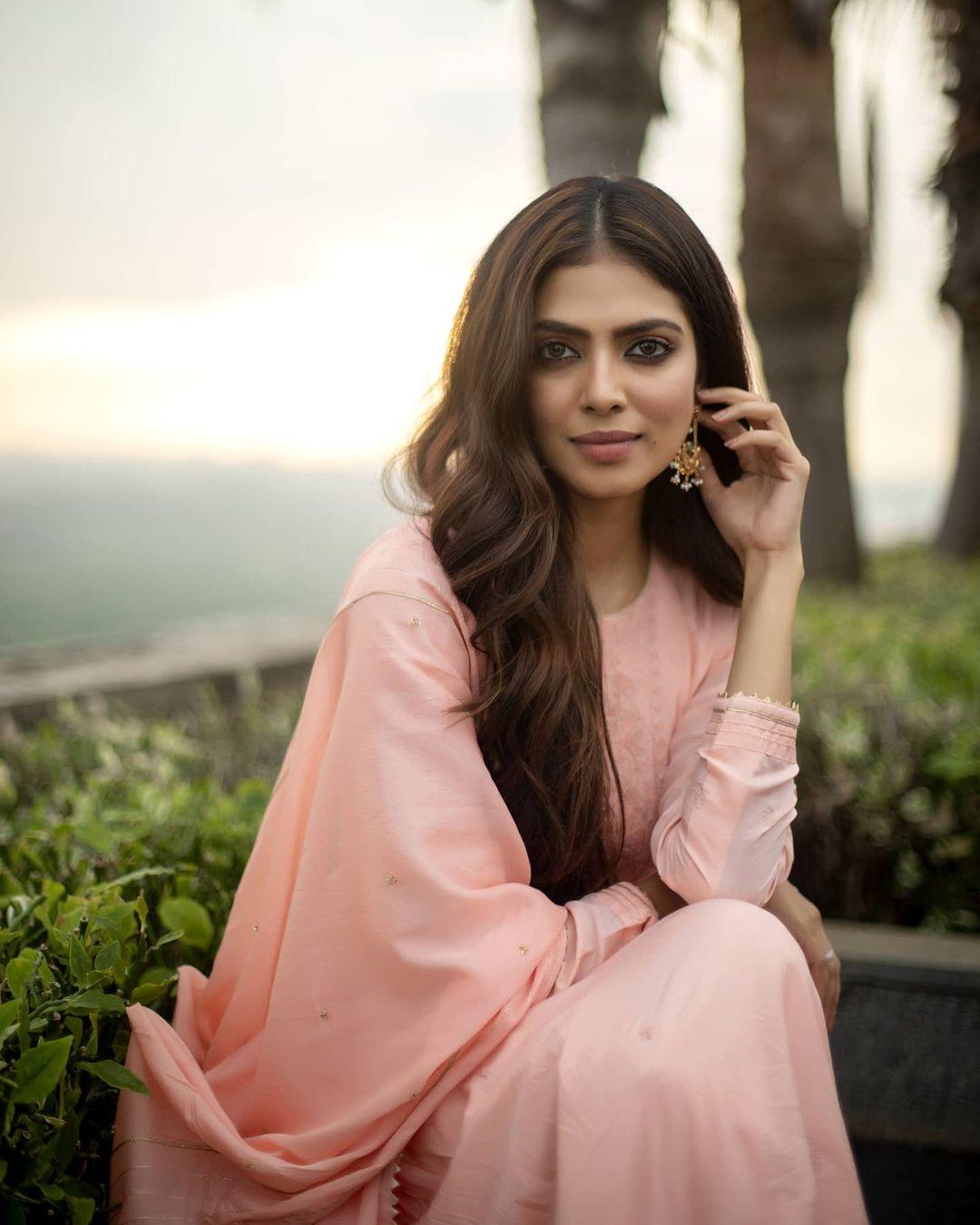 Master Movie actress Malavika Mohanan hot photos