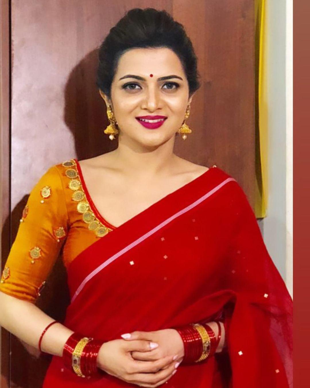 Saree hot photos gallery | Dhivyadharshini looking very glamorous photos