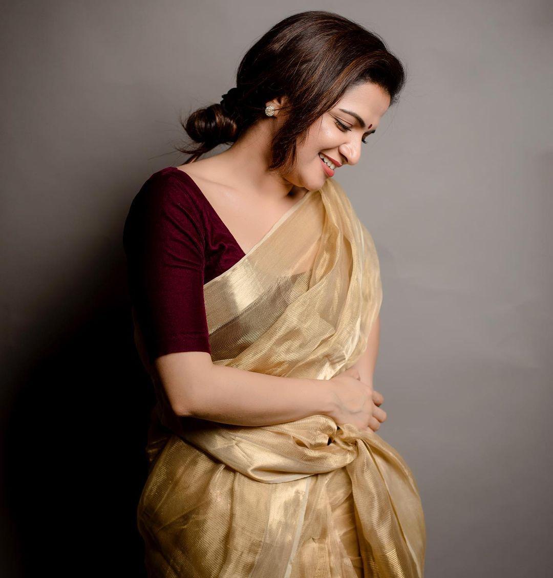 Saree hot photos gallery | Dhivyadharshini looking very glamorous photos