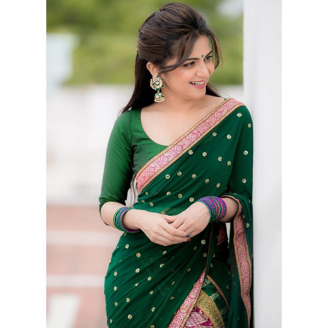 Saree hot photos gallery | Dhivyadharshini new sexy hot photos