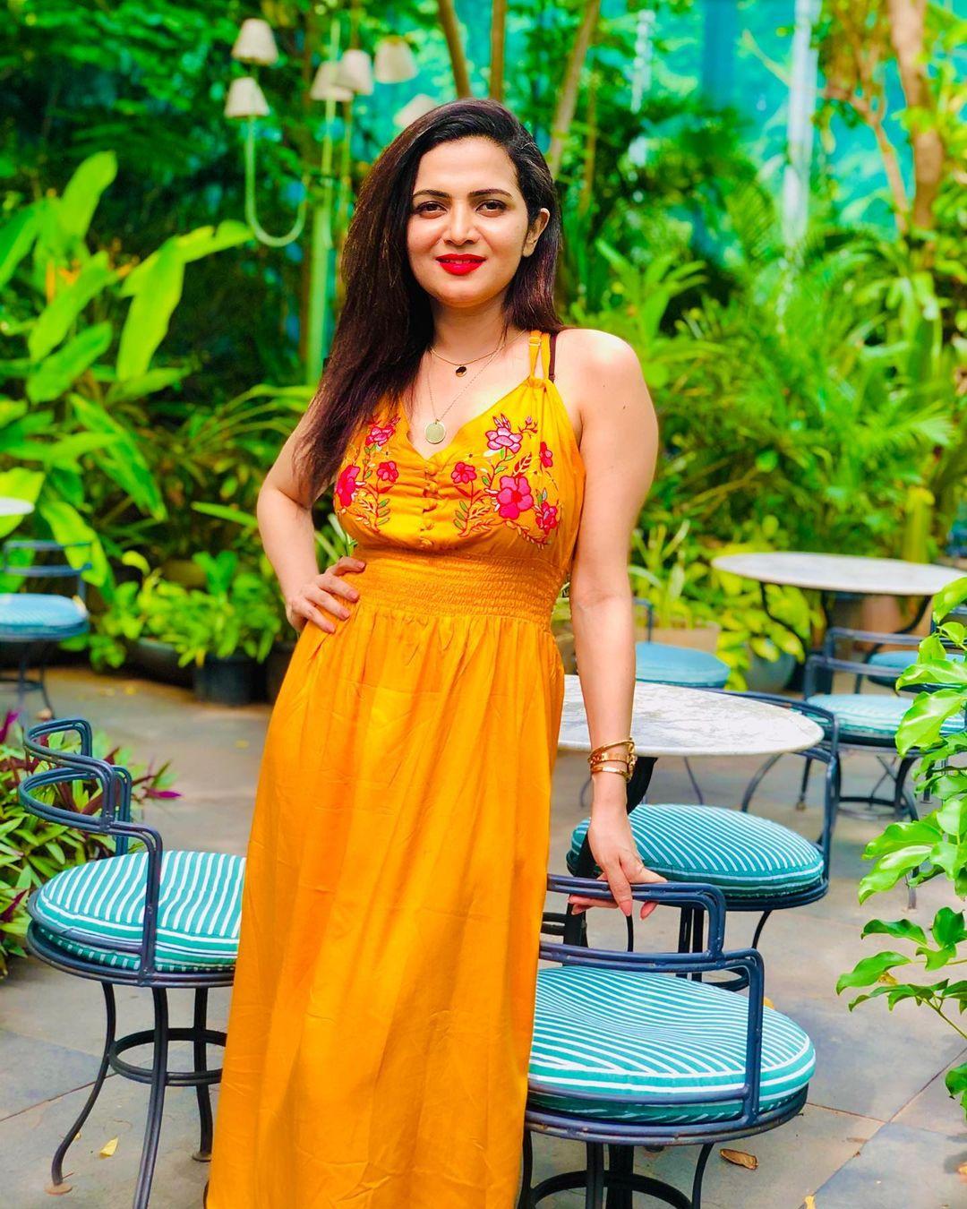 Tv Anchor hot photos gallery | Dhivyadharshini beautiful and sexy hot stills