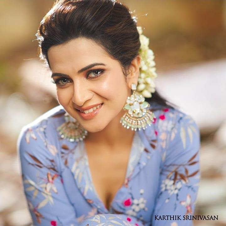 Tv Anchor hot photos gallery | Dhivyadharshini looking very glamorous photos