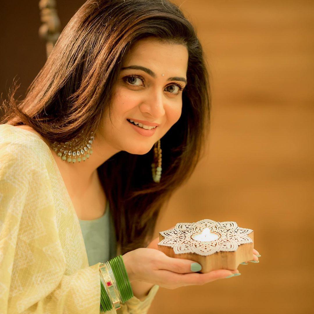 Tv Anchor hot photos gallery | Dhivyadharshini looking very glorious photo gallery