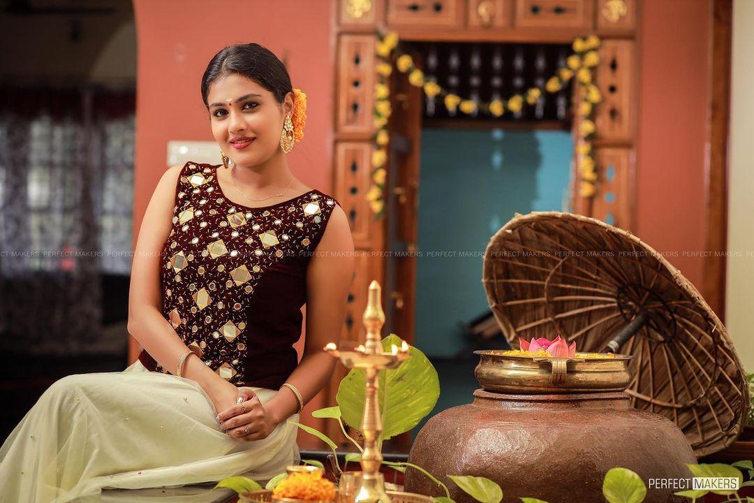 Alina Padikkal looking very beautiful and spicy photos