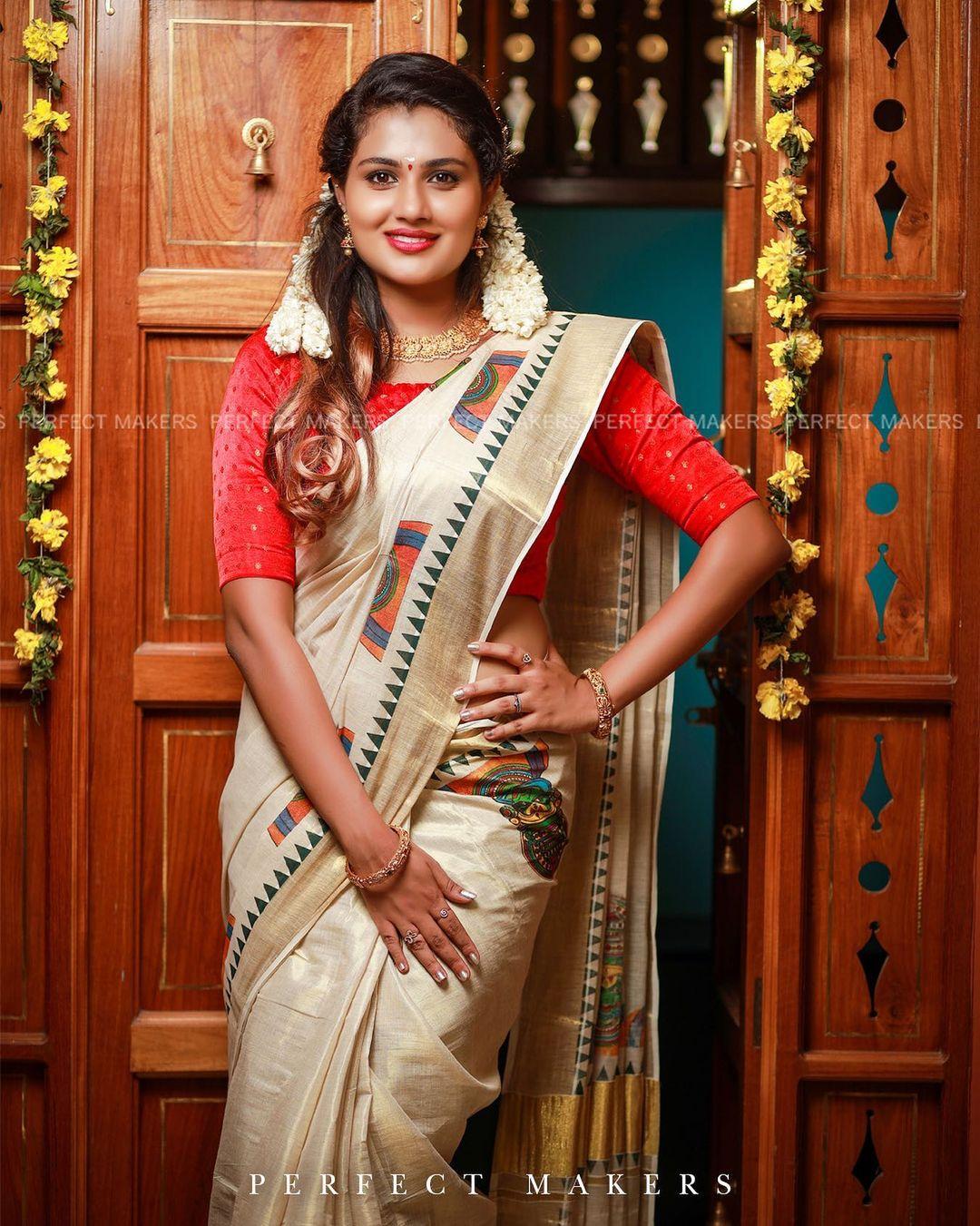 Malayalam actress Alina padikkal looking very glamorous photos in saree