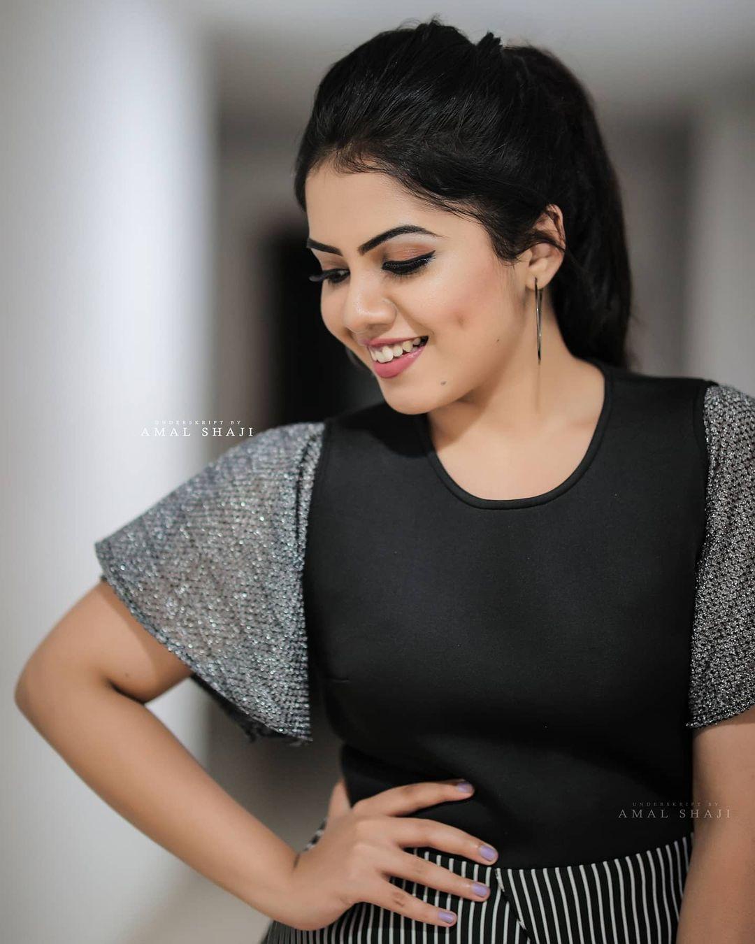 Malayalam actress hot gallery | Vidhya vijaykumar looking very sexy photoshoot