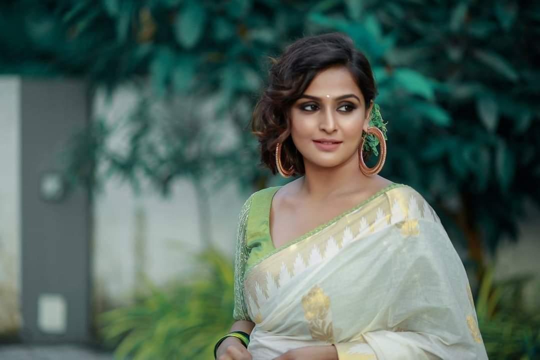 Saree hot photos | Remya Nambeesan looking very glamorous photos
