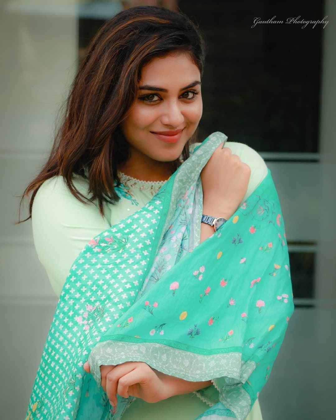 Bigil movie actress gallery | Indhuja Ravichandran looking very glamorous pic