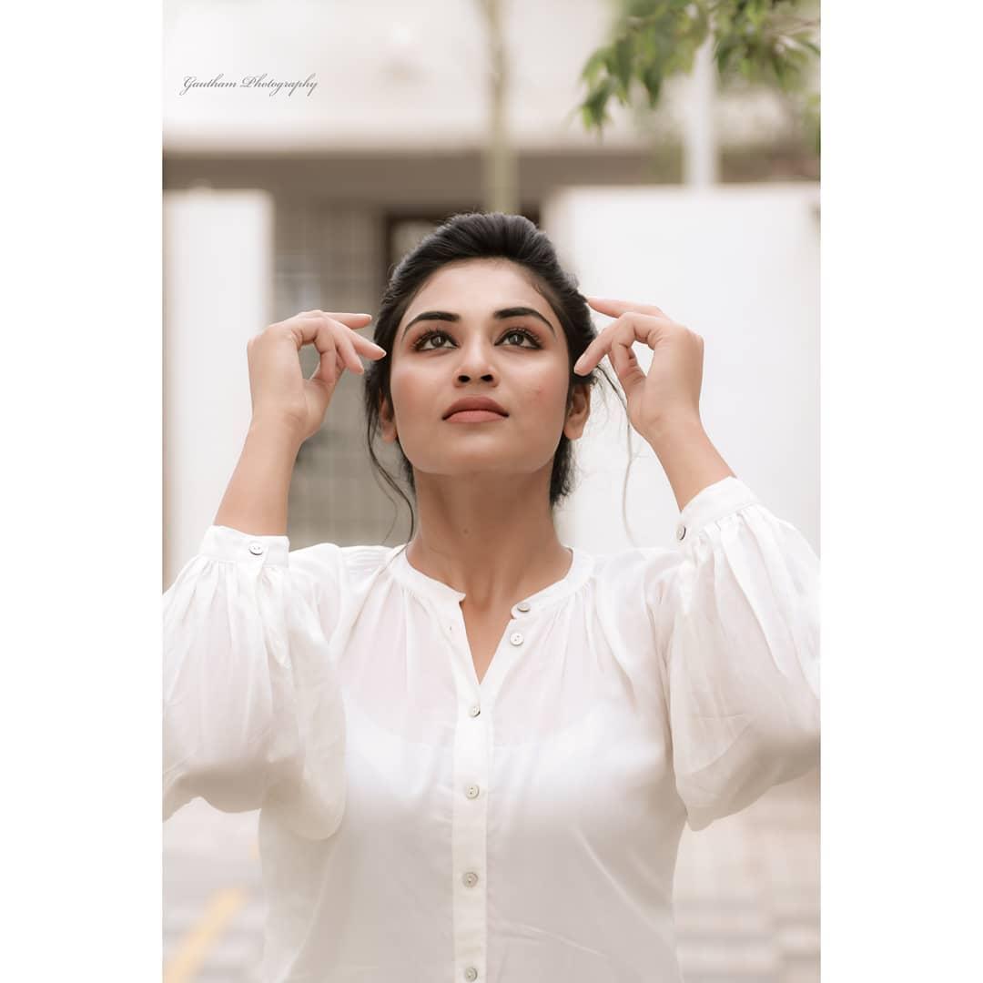 Indhuja Ravichandran beautiful and glamorous photos gallery