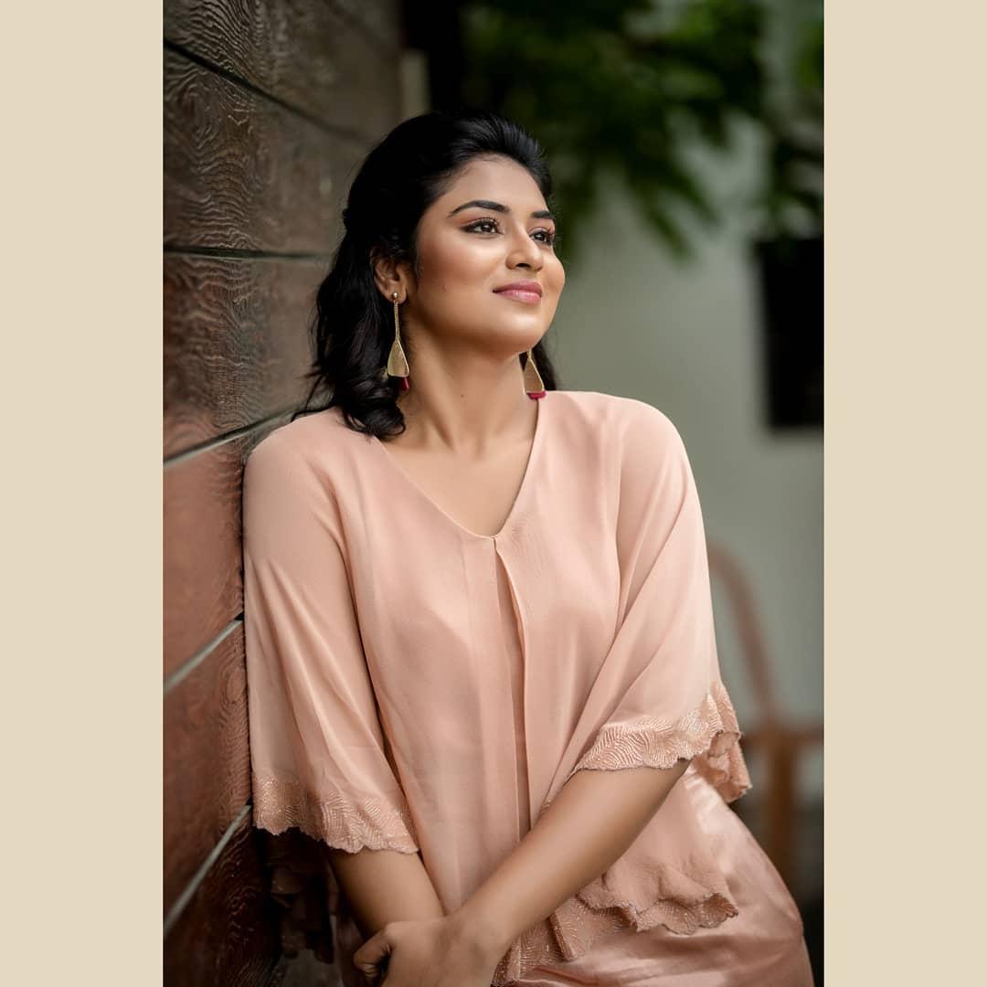 Indhuja Ravichandran looking very glamorous photos gallery