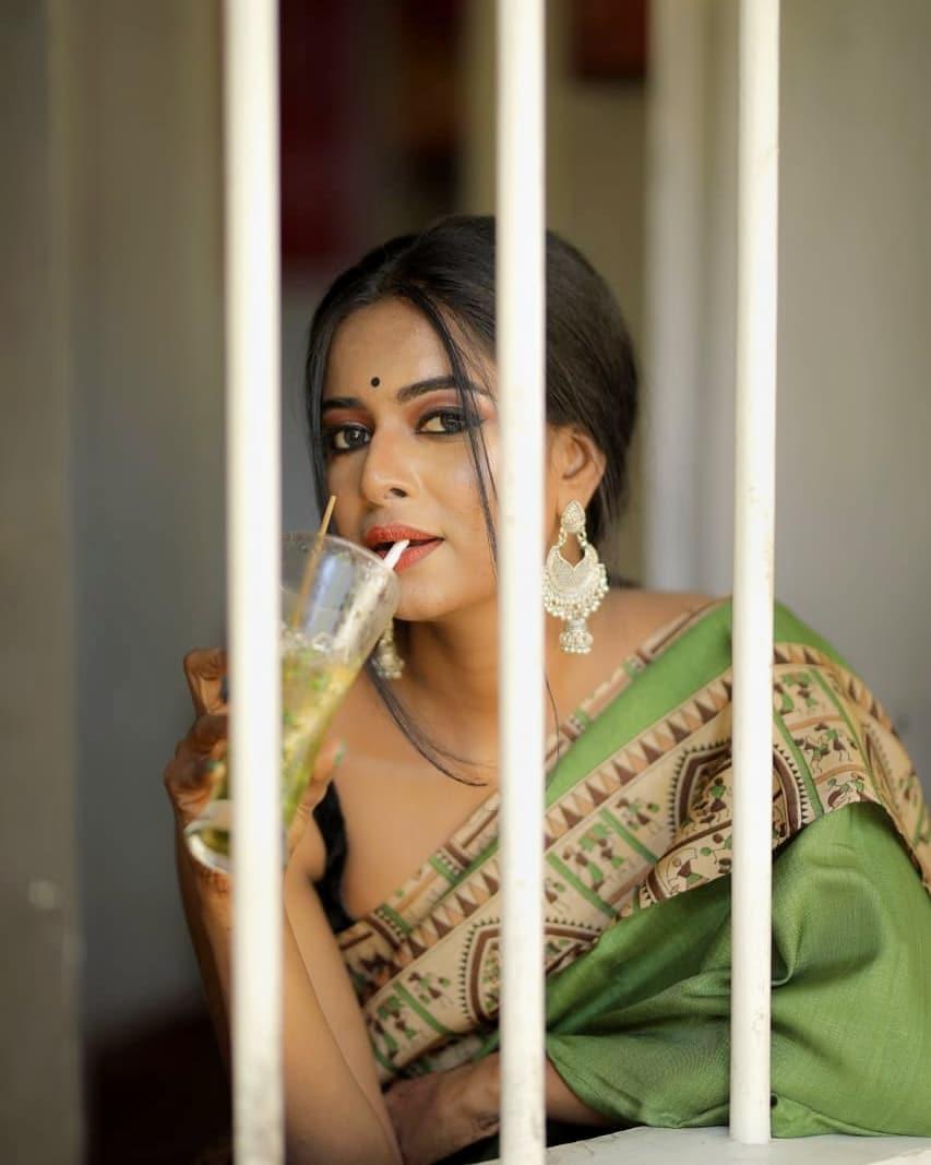 Renu Soundar looking very beautiful and glamorous in saree