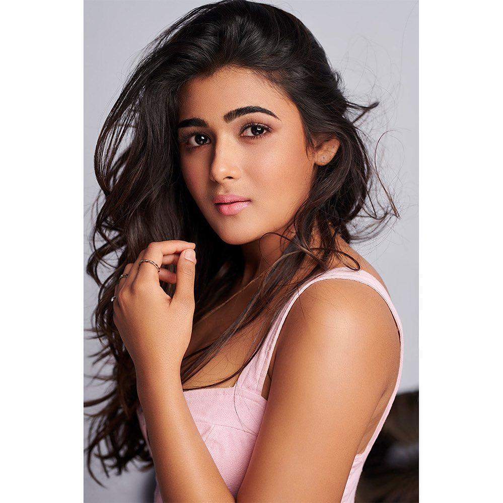 Shalini Pandey looking very glamorous photos