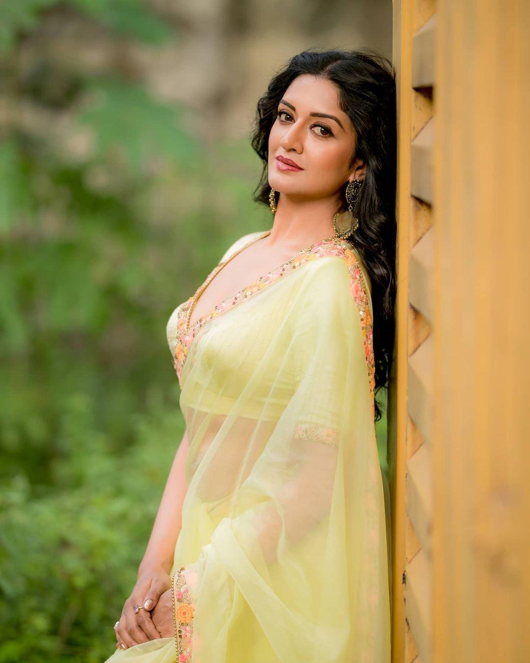 Transparent saree hot photos | Vimala Raman looking very glamorous and hot stills