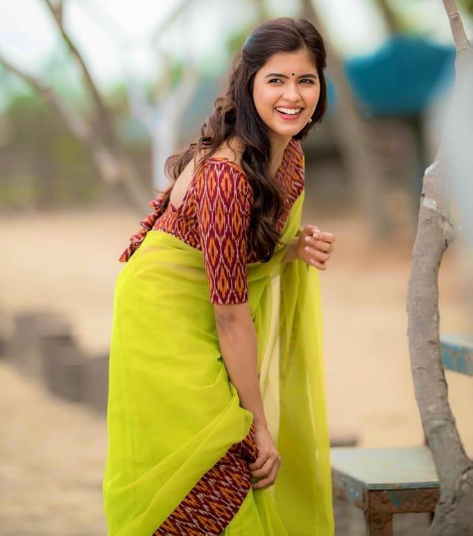 Transparent saree hot photos gallery | Amritha Aiyer looking very attractive hot photos