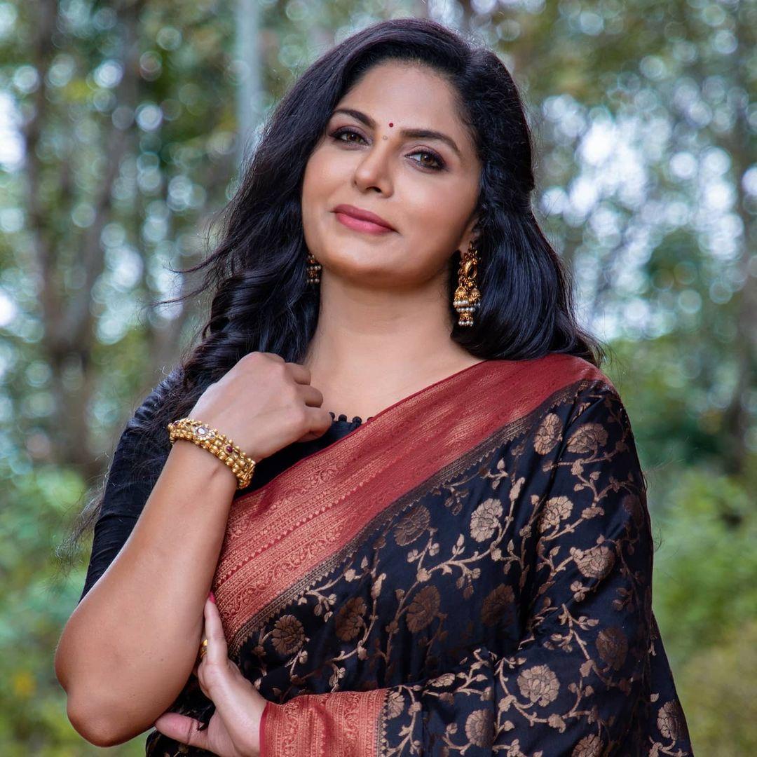 Malayalam actress saree hot photos | Asha sarath beautiful and hot photos