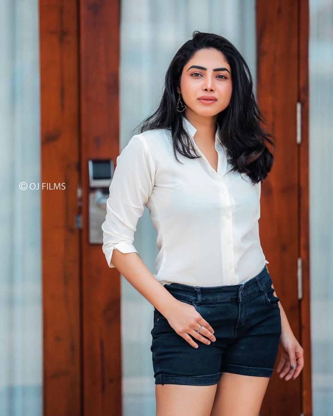 Hot and sexy photoshoot | Ameya Mathew very glamorous photos gallery