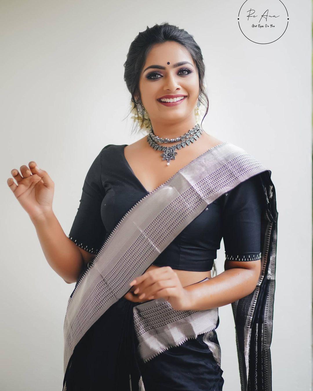 Parvathy Somanath in black saree hot and sexy photoshoot