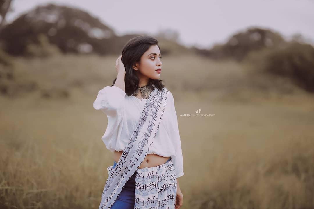Malayalam television Anchor hot photos | Nandini Nair looking very glamorous photos