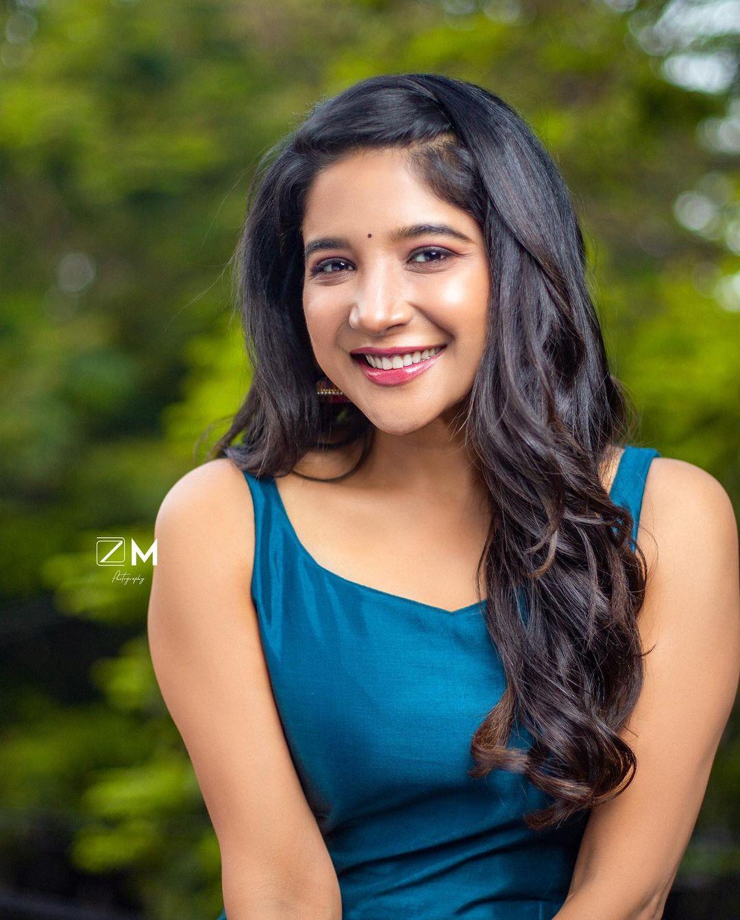 Tamil actress hot photos | Sakshi agarwal looking very glamorous and sexy photoshoot