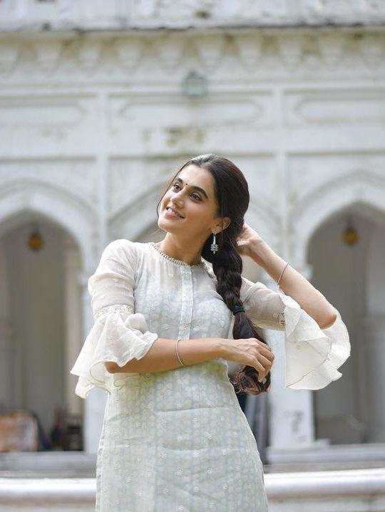 Bollywood actress glamorous photos | Taapsee Pannu looking very glamorous and beautiful photo gallery