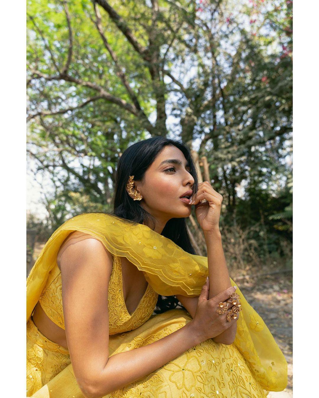 Yellow dress hot photos gallery | Aishwarya Lekshmi very attractive hot photos