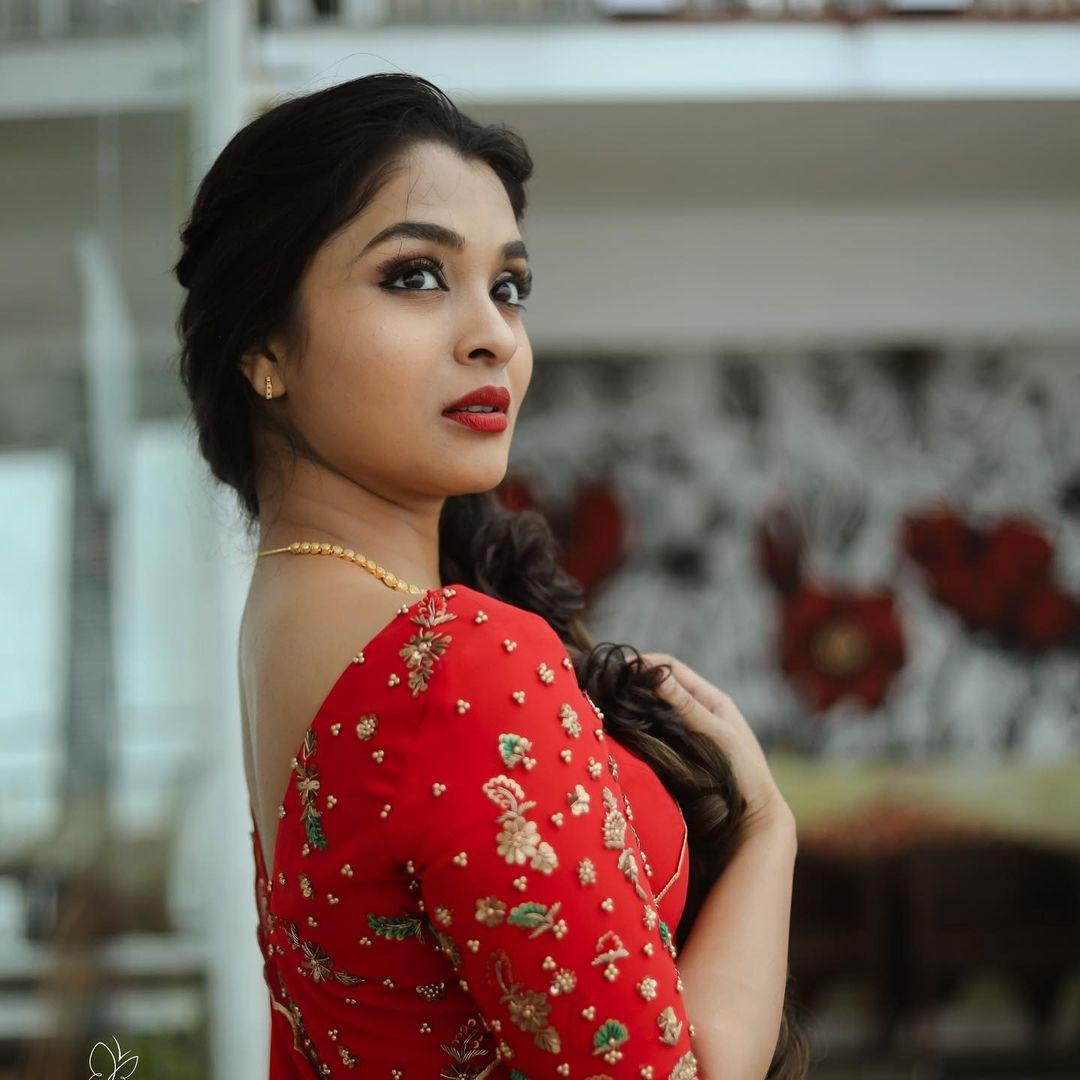 Saree hot photos gallery | Vinitha Koshy looking very beautiful and hot stills