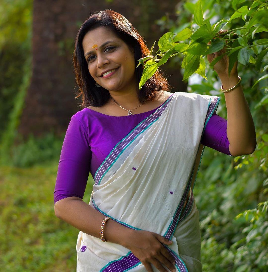 Mathrubhumi news reader Sreeja shyam hot and spicy photos gallery