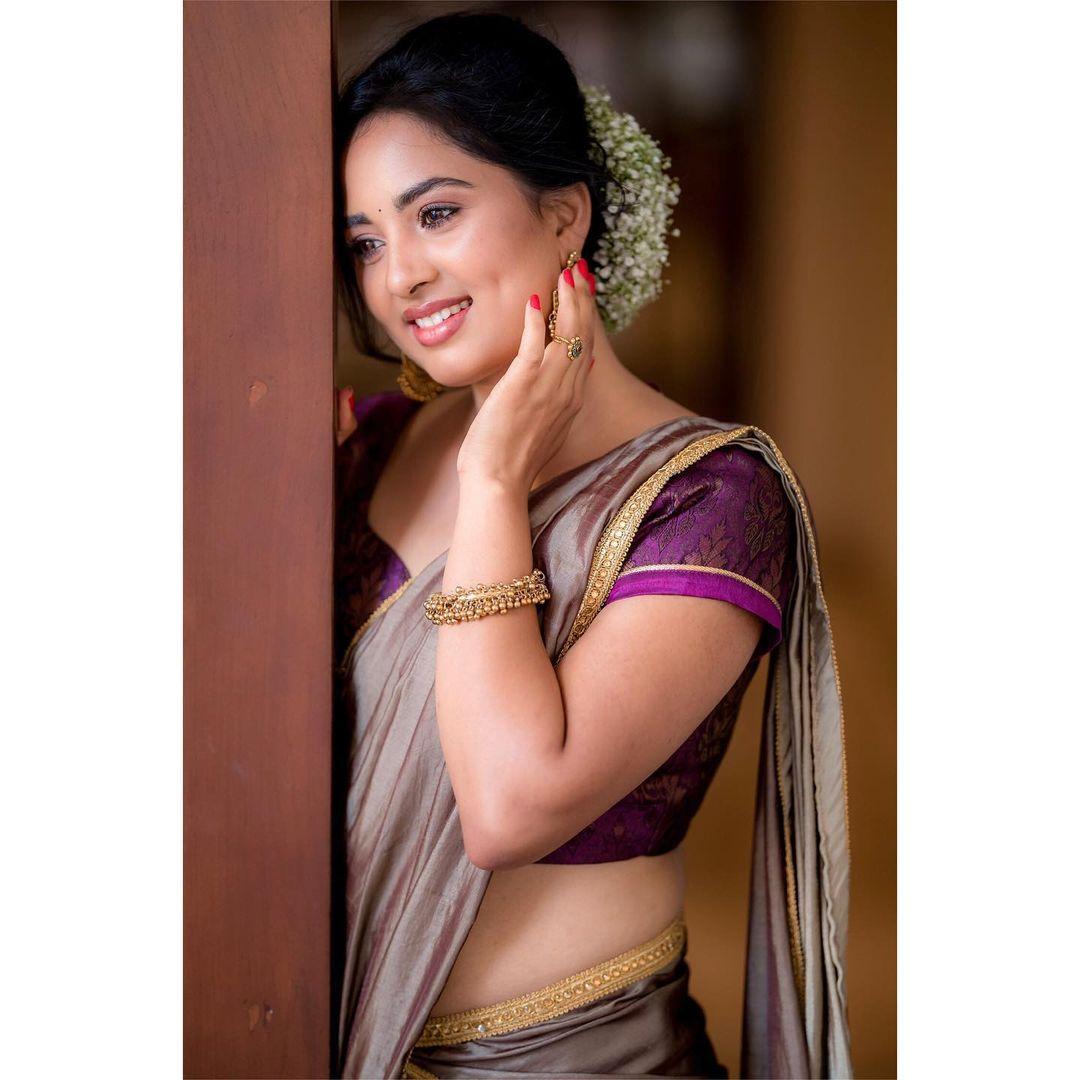 South indian actress Saree hot photos | Srushti Dange beautiful and looking very hot photos gallery