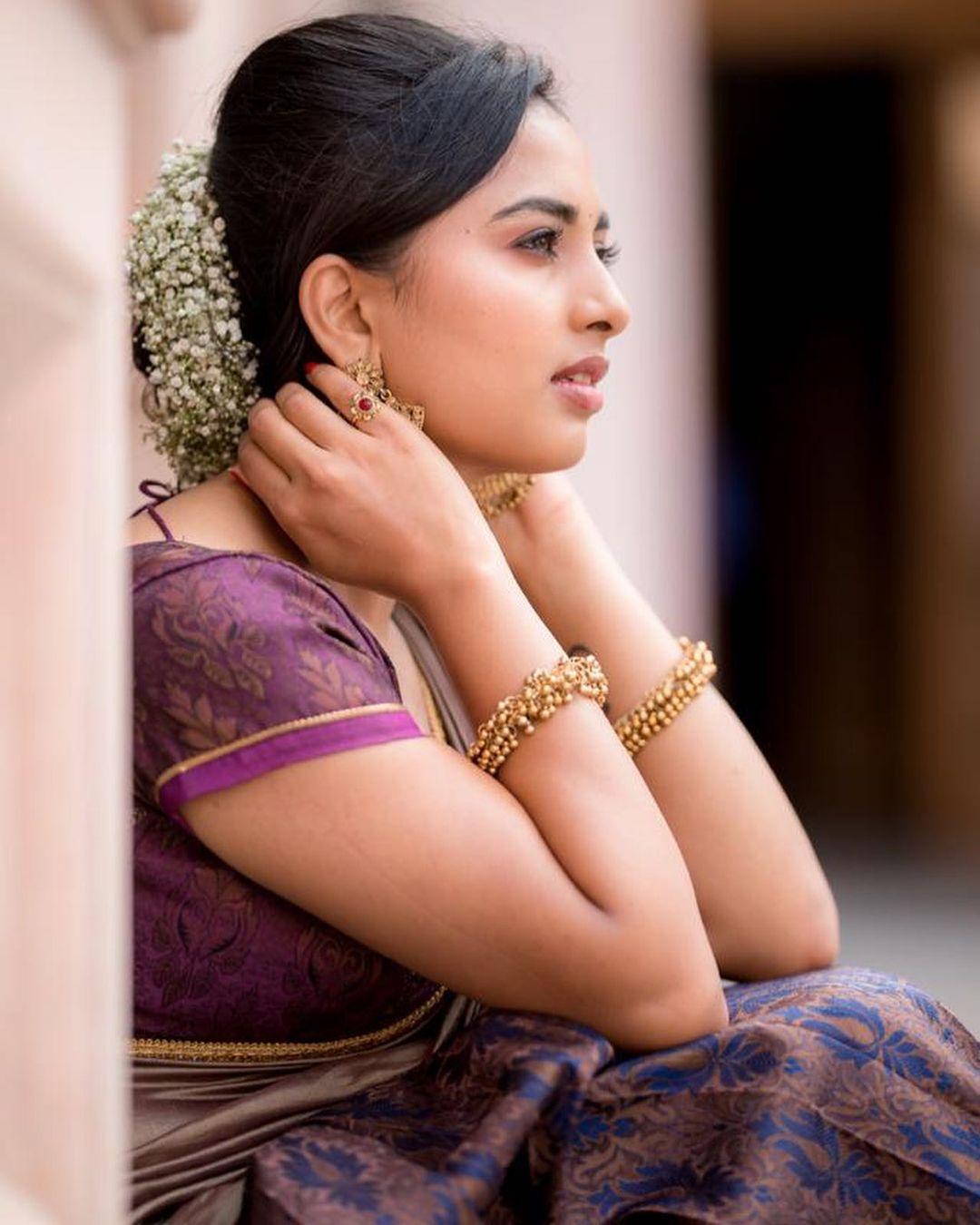 South indian actress Saree hot photos | Srushti Dange hot and sexy stills