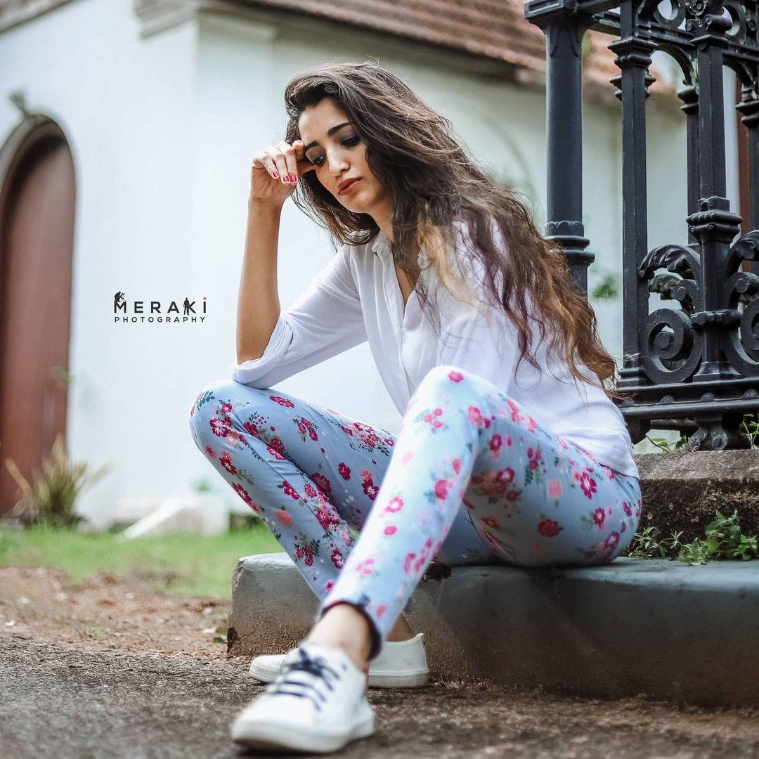 Bigg Boss Malayalam season 3 | Model Angel Thomas looking Very attractive hot and sexy photoshoot