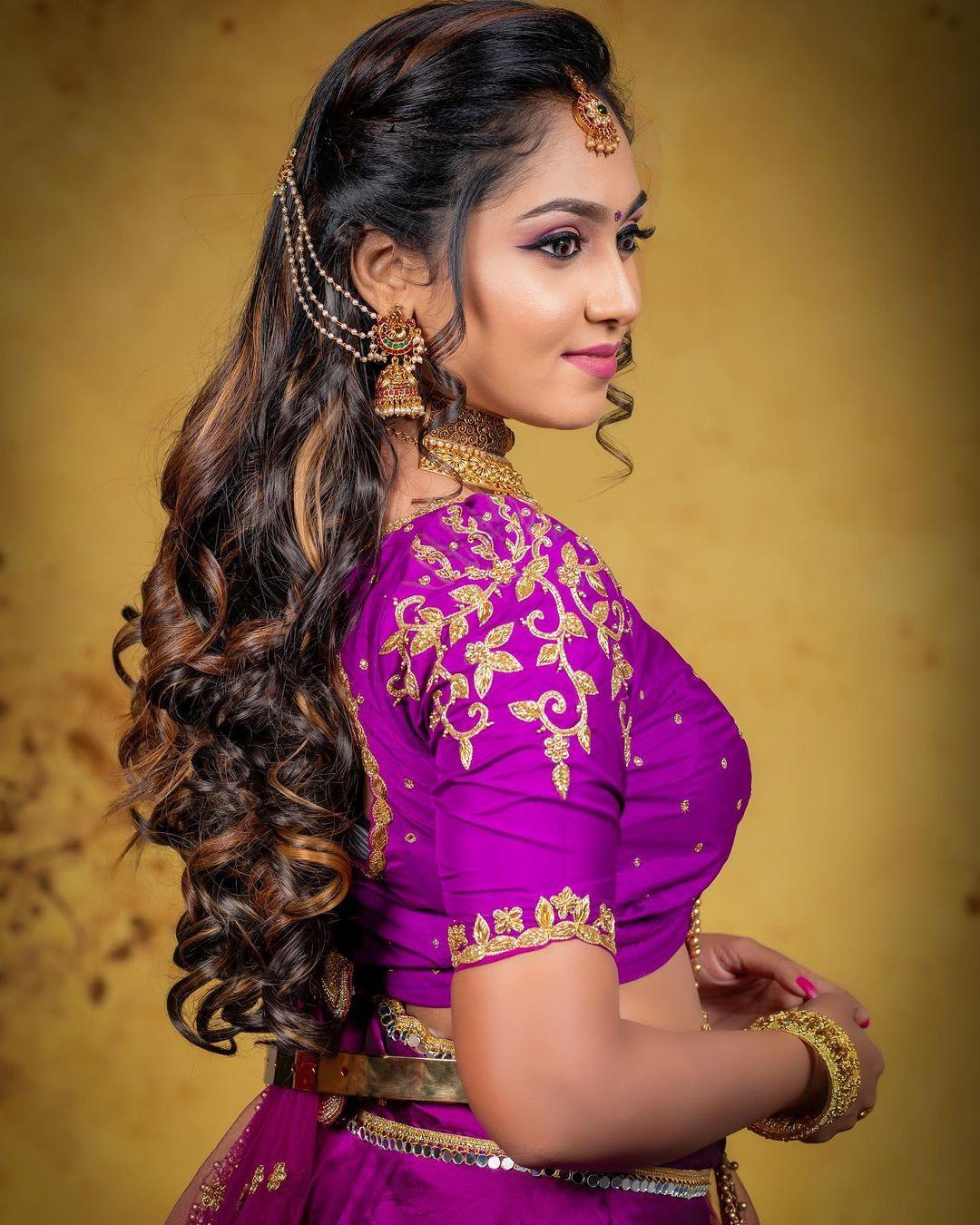 Sreethu Krishnan looking very beautiful and glamorous pictures