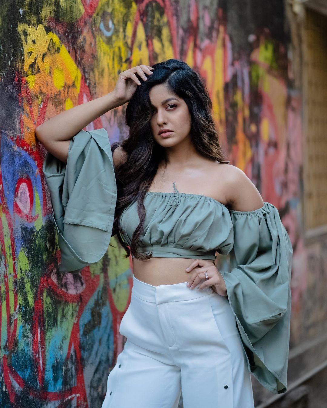 Bollywood actress hot gallery | Ishita Dutta Sheth very glamorous and sexy stills