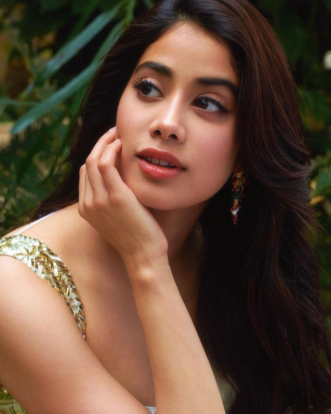 Bollywood actress in saree hot photos | Janhvi Kapoor looking very glamorous and beautiful photo gallery