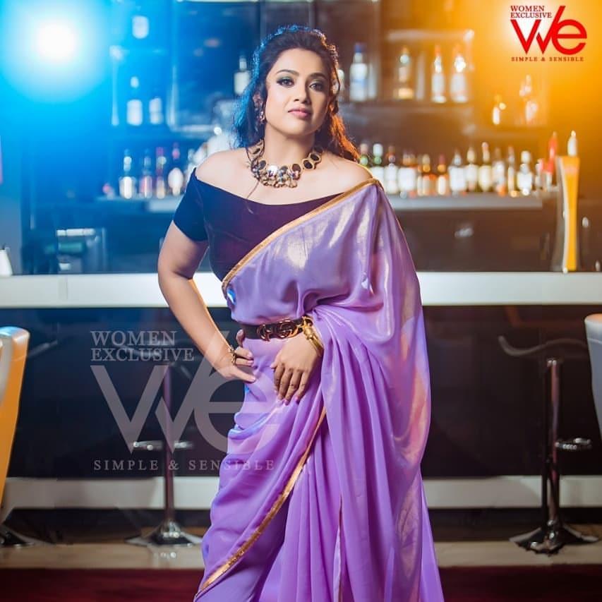 Tamil actress Meena looking very glamorous photos