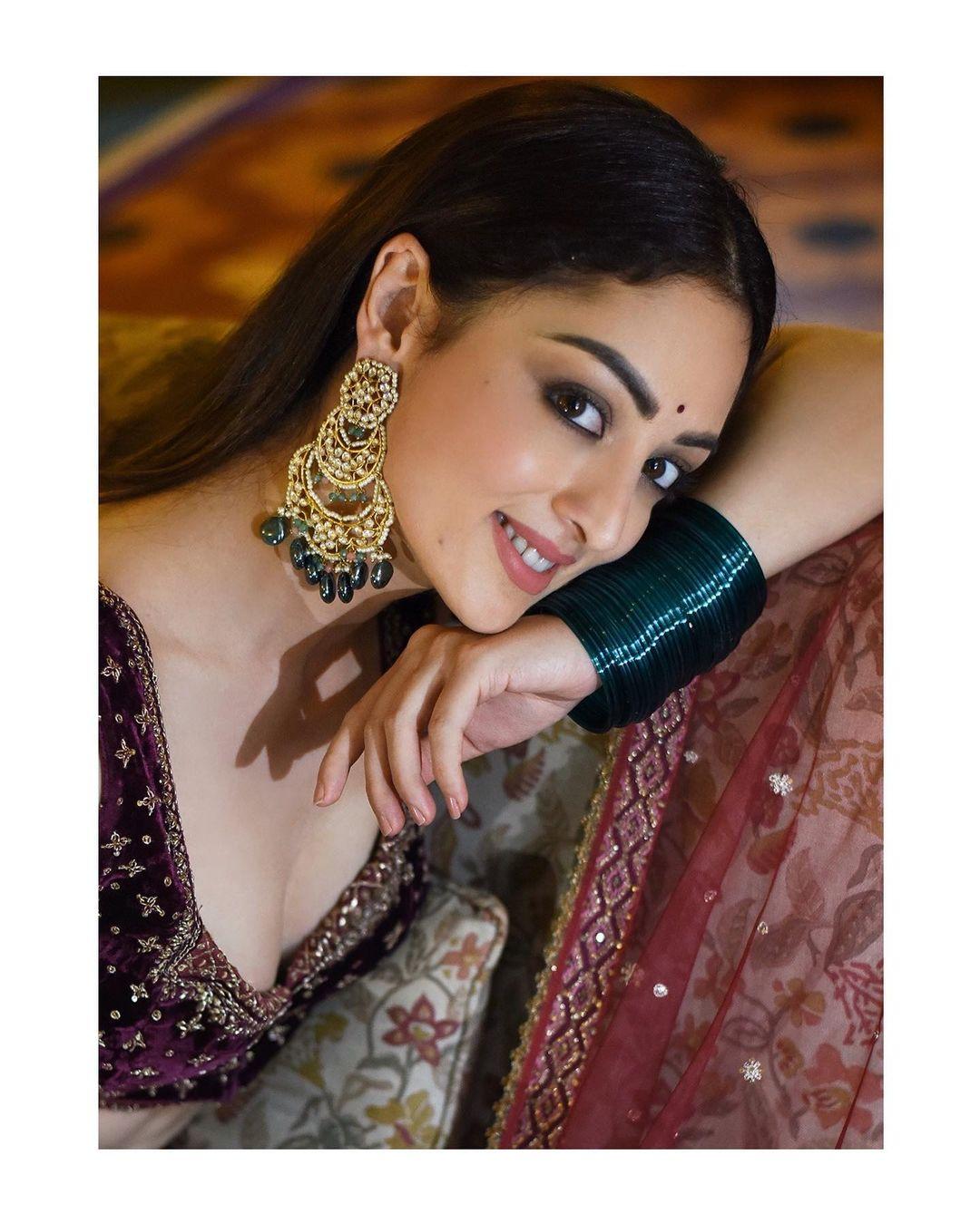 Bollywood saree hot photos | Sandeepa Dhar very attractive hot photos gallery