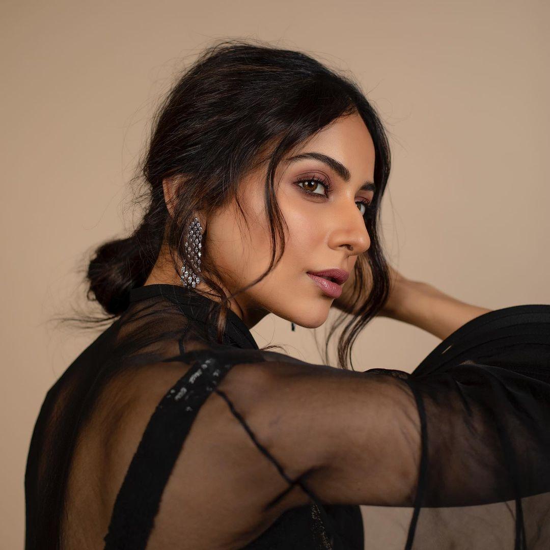 Black dress hot photos gallery | Rakul Preet Singh looking very beautiful and sexy photoshoot