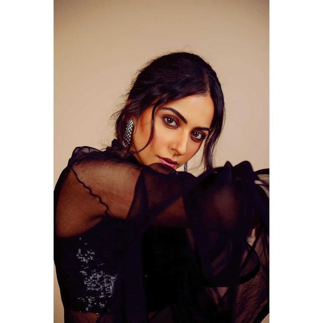 Black dress hot photos gallery | Rakul Preet Singh looking very glamorous photos gallery