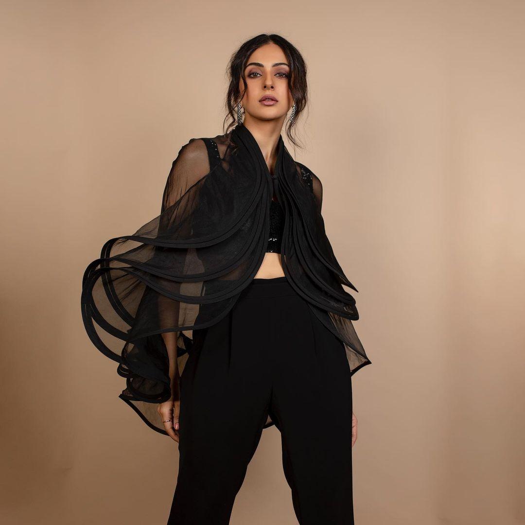 Black dress hot photos gallery | Rakul Preet Singh very glamorous photos
