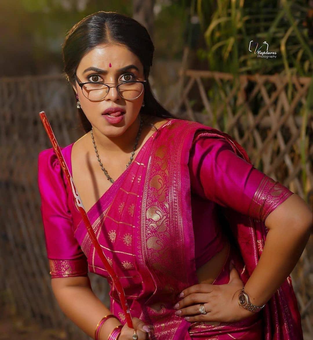 Telugu teacher hot photos in saree | Shamna Kasim looking very glamorous photos
