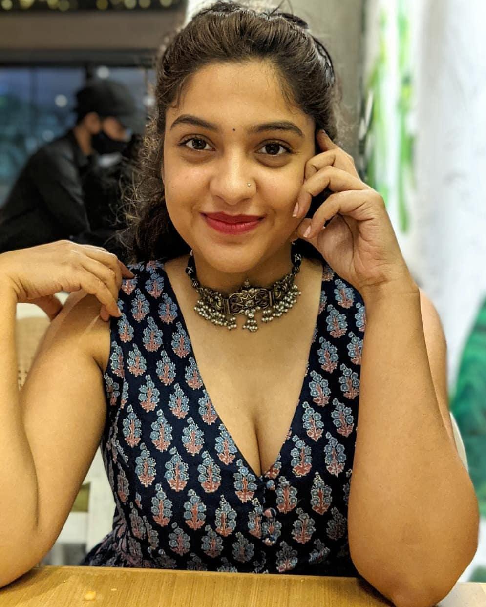Archana Kavi exposing cleavage photos gallery | Malayalam actress hot photos