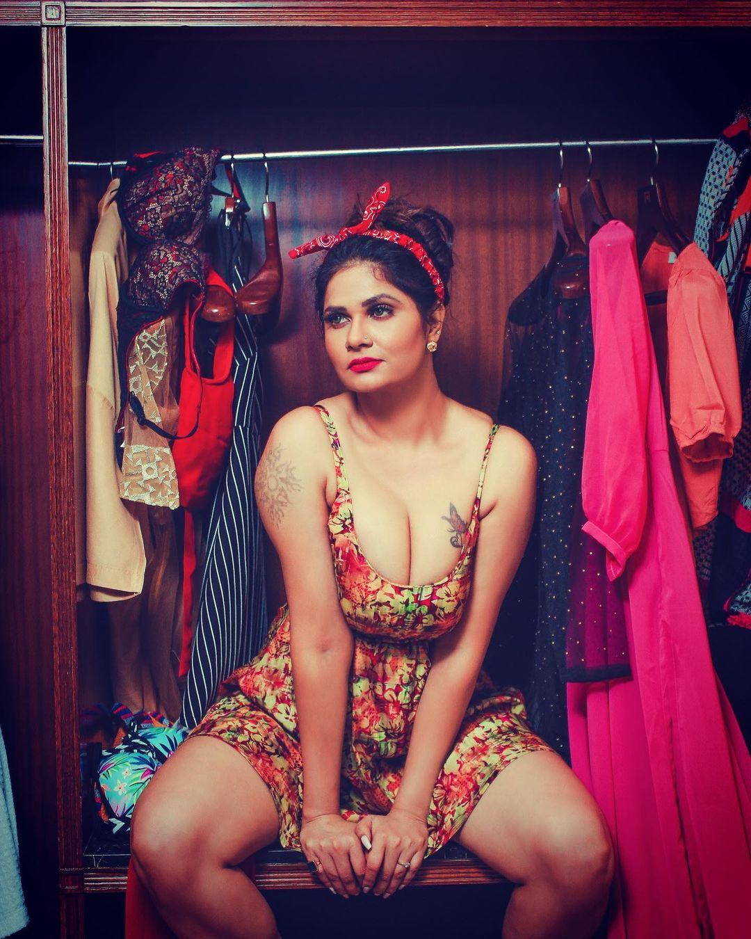 Bollywood actress hot gallery | Aabha Paul looking very glamorous photos