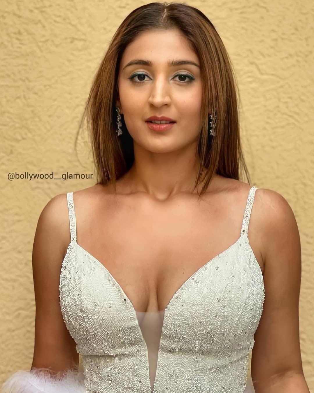 Exposing hot cleavage Photo Gallery| Dhvani Bhanushali exposing very hot photos gallery